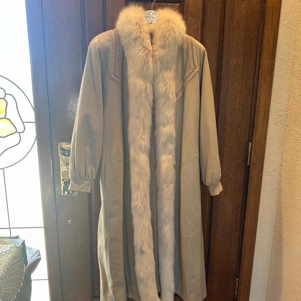 Gorgeous women’s leather and fox fur trim fur trim long coat